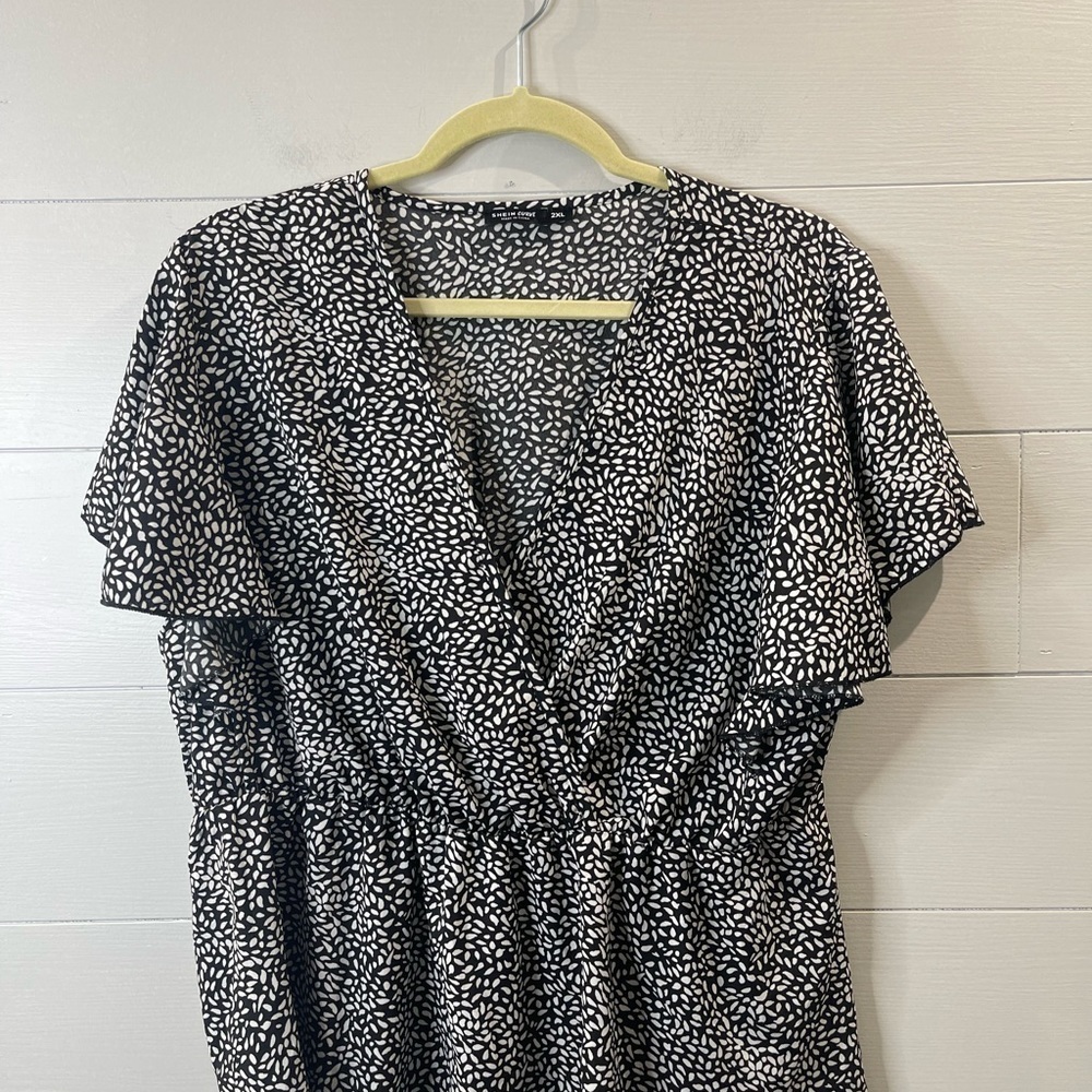 SHEIN Curve | Short Sleeve Black & White Blouse Size 2X - Picture 2 of 8